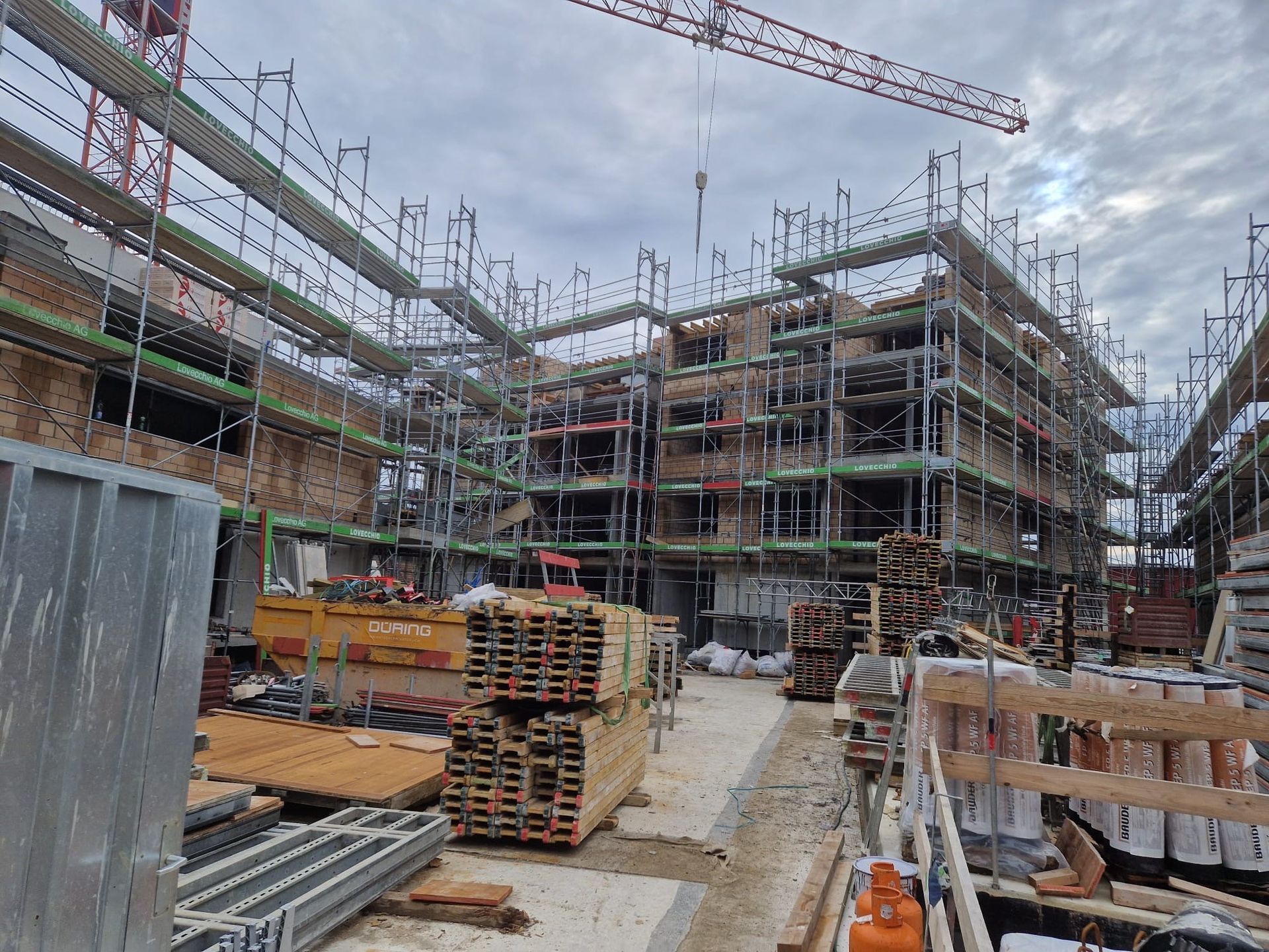Ein großes Gebäude im Bau mit Gerüst und Kran.