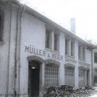 Ein Schwarzweißfoto eines Gebäudes mit vielen Fenstern.