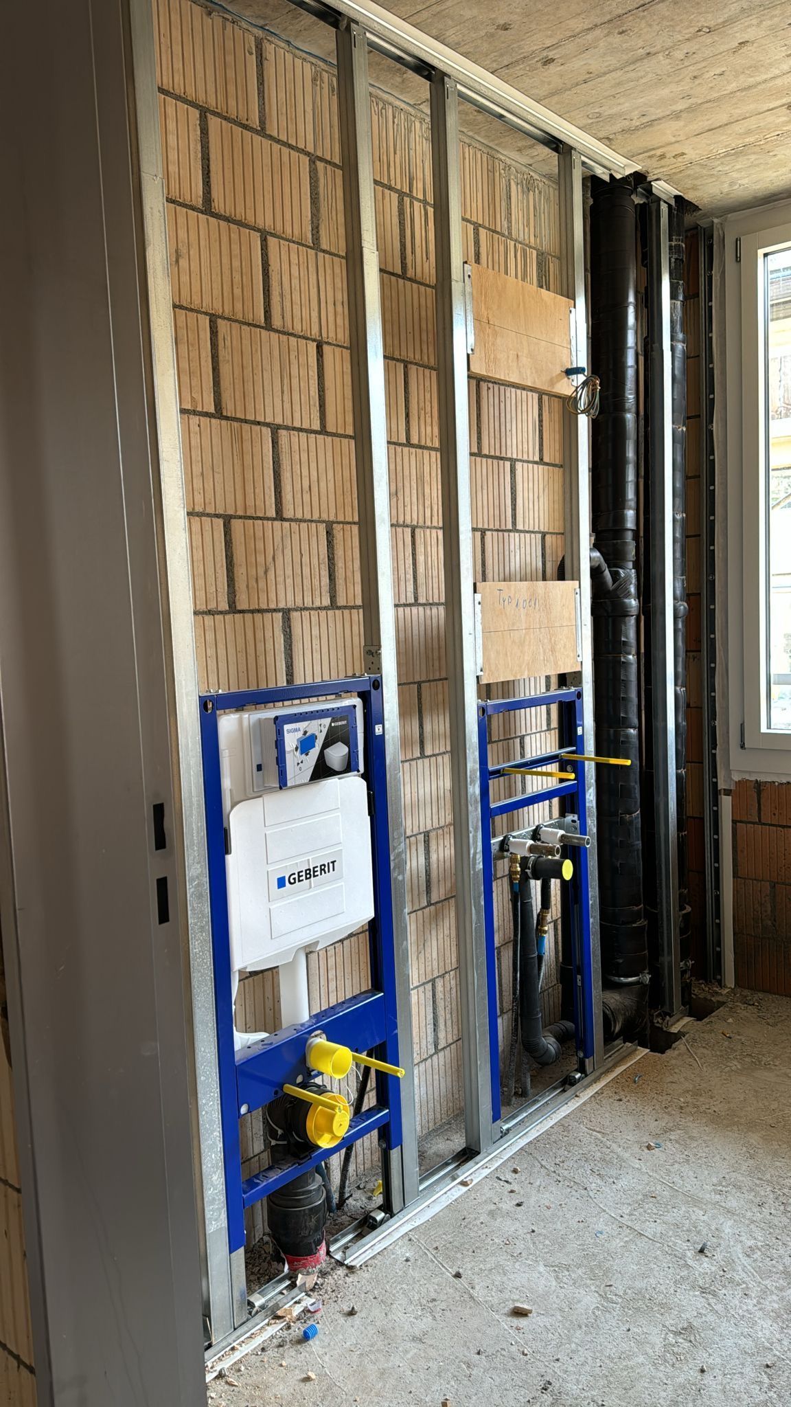 Ein im Bau befindliches Badezimmer mit einer Toilette in der Wand.