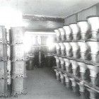 Ein Schwarzweißfoto einer Lagerhalle voller Container.