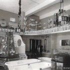 Ein Schwarzweißfoto einer Küche mit zwei Badewannen.