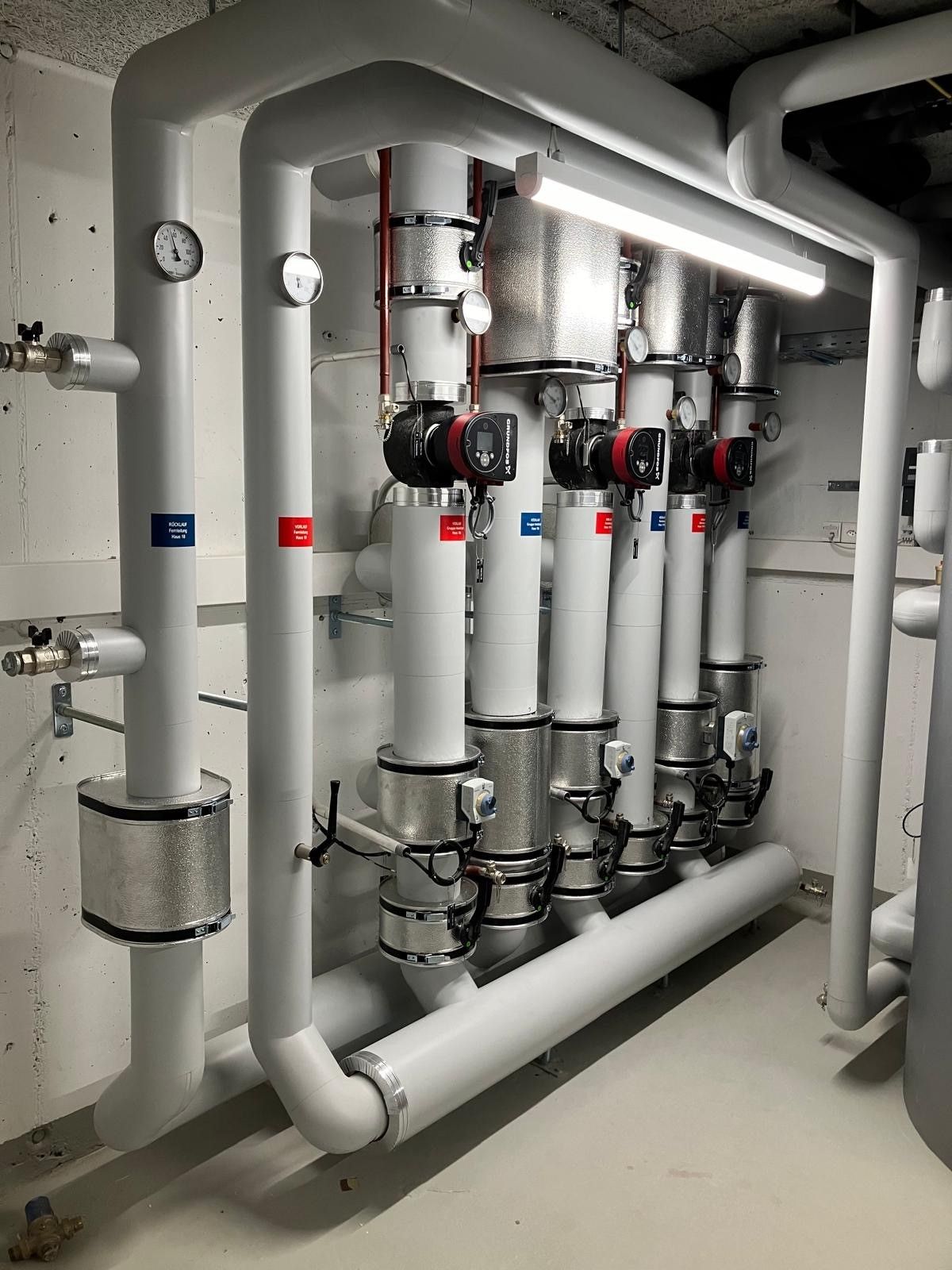 In einem Raum sind mehrere weiße Rohre aufgereiht.