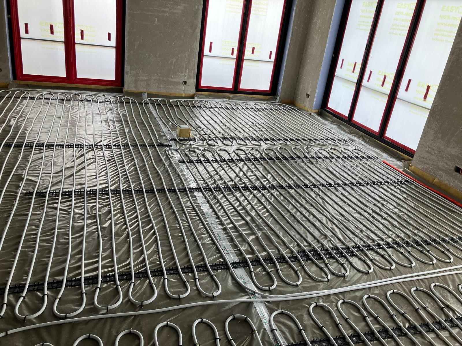 Ein Raum mit vielen Kabeln auf dem Boden und vielen Fenstern.