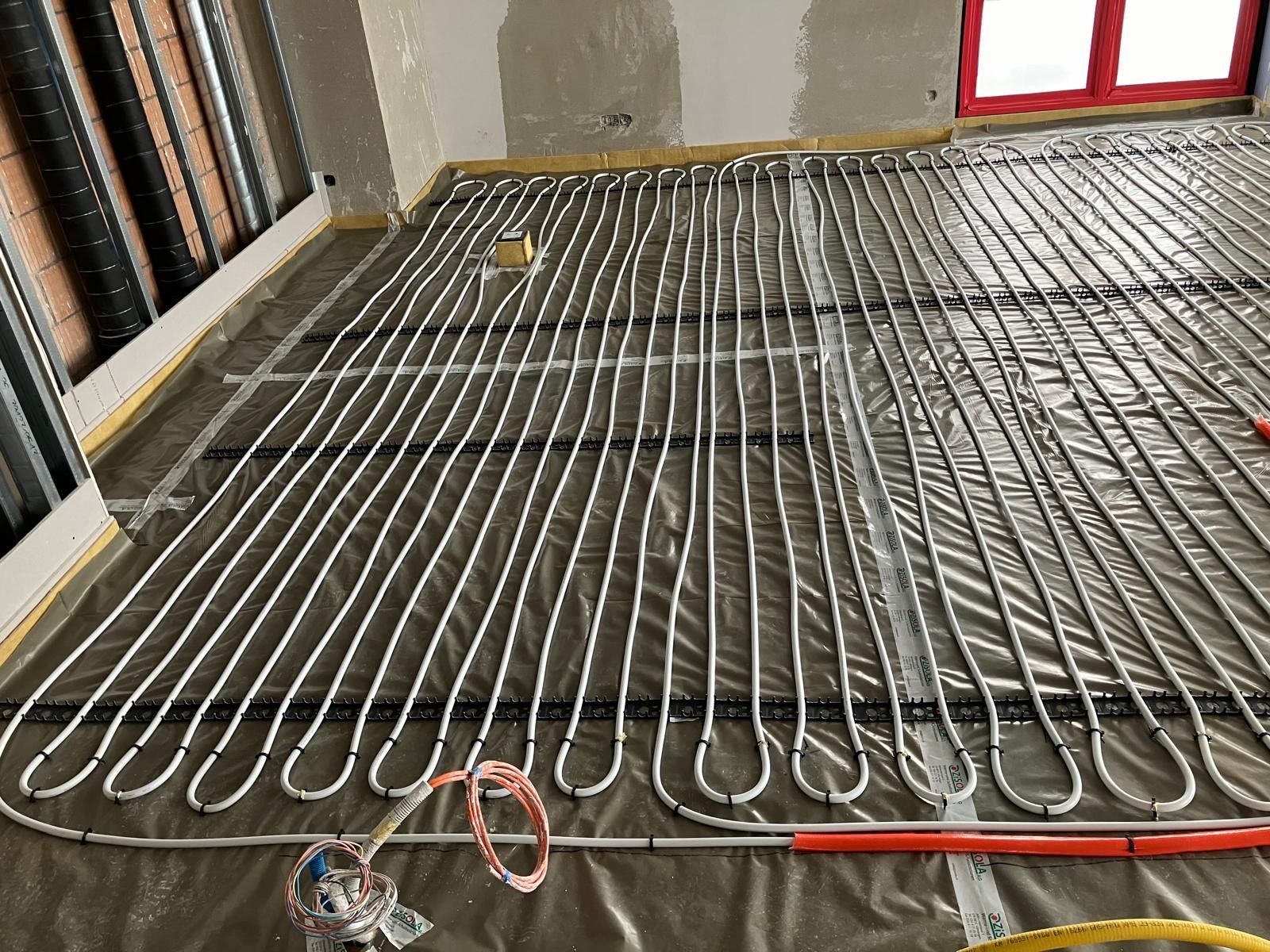 Ein Raum mit vielen Rohren auf dem Boden.