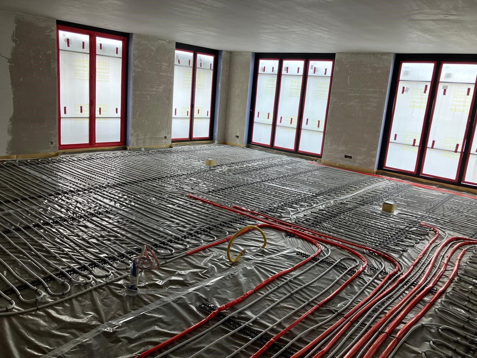 Ein Raum mit vielen Kabeln auf dem Boden und vielen Fenstern.