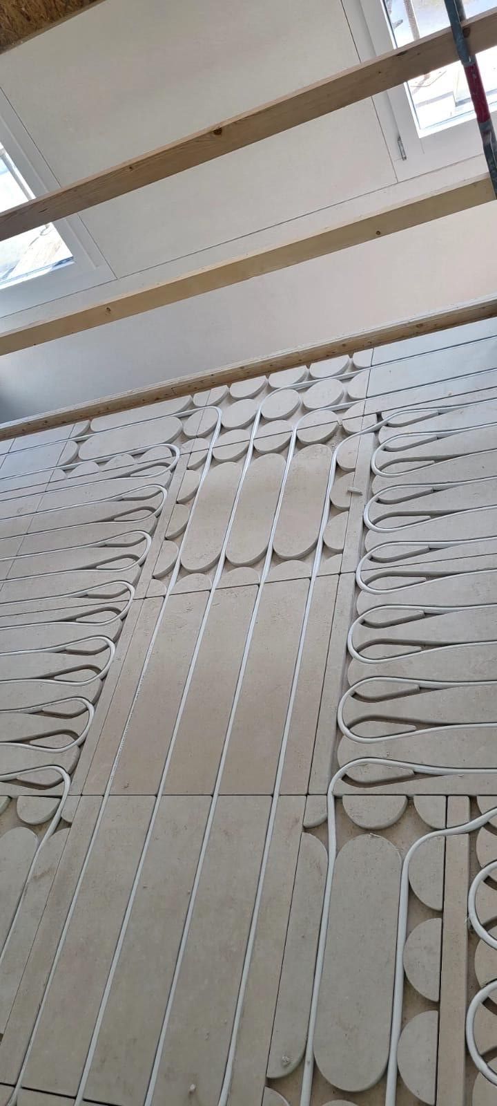 Eine Decke, von der viele Kabel hängen.