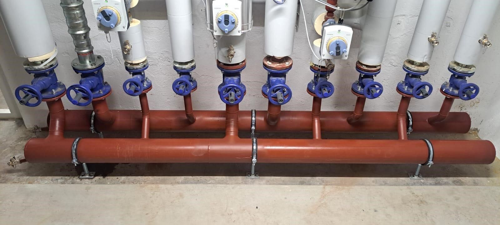 Eine Reihe von Rohren mit daran befestigten blauen Ventilen.