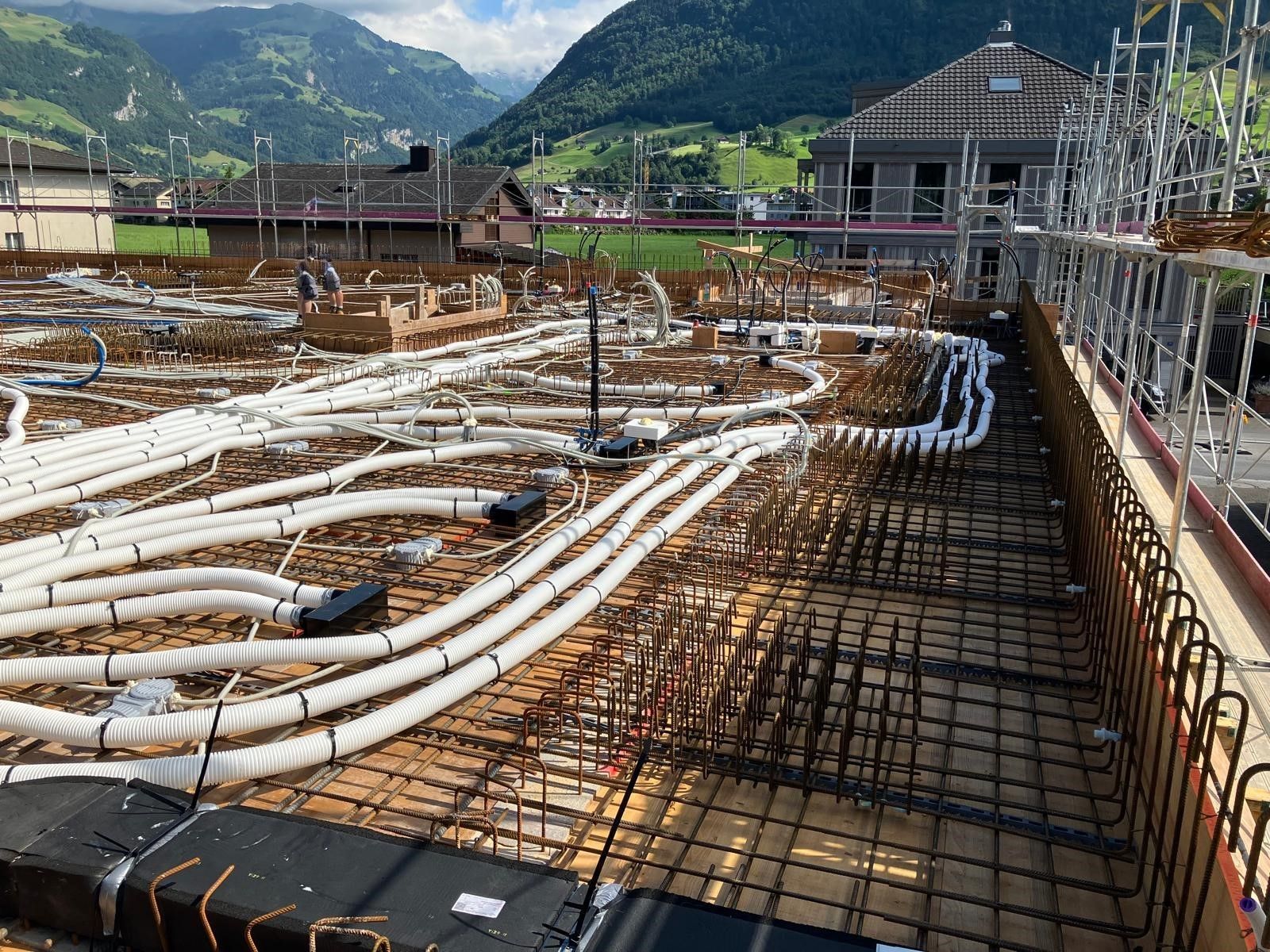 Eine Baustelle mit vielen Rohren und Kabeln.