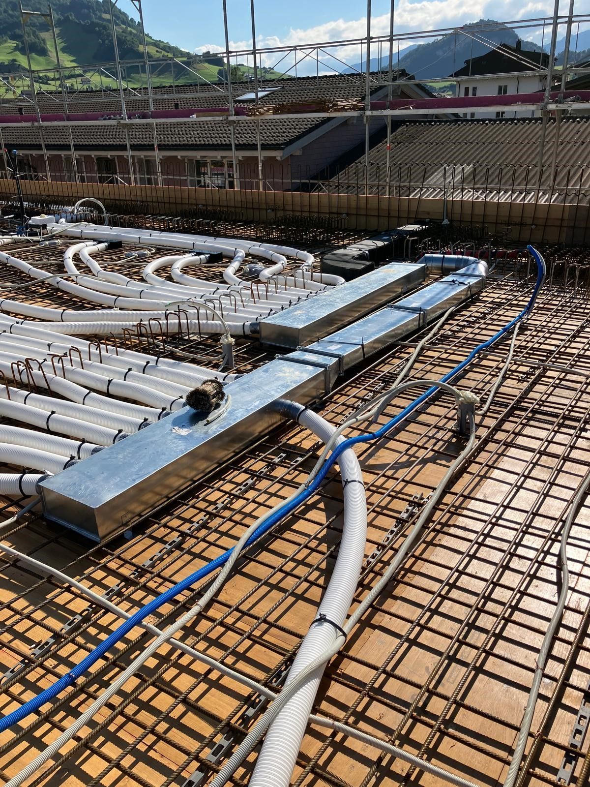 Eine Baustelle mit vielen Rohren und Kabeln.