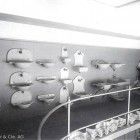 Ein Schwarzweißfoto eines Badezimmers mit vielen Waschbecken an der Wand.