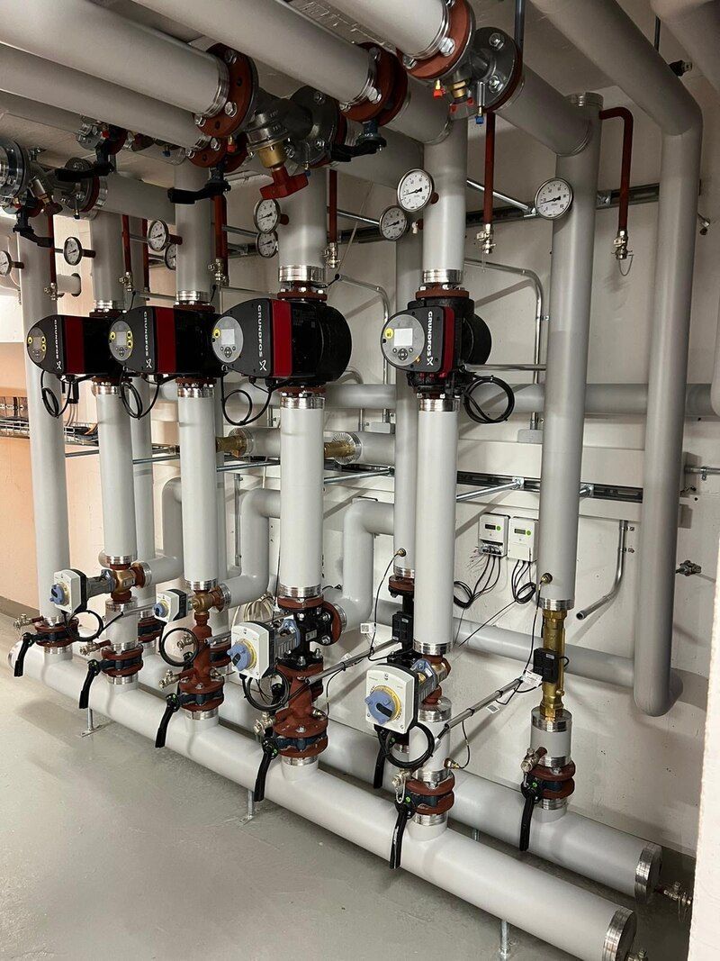 Ein Raum voller Rohre und Ventile.