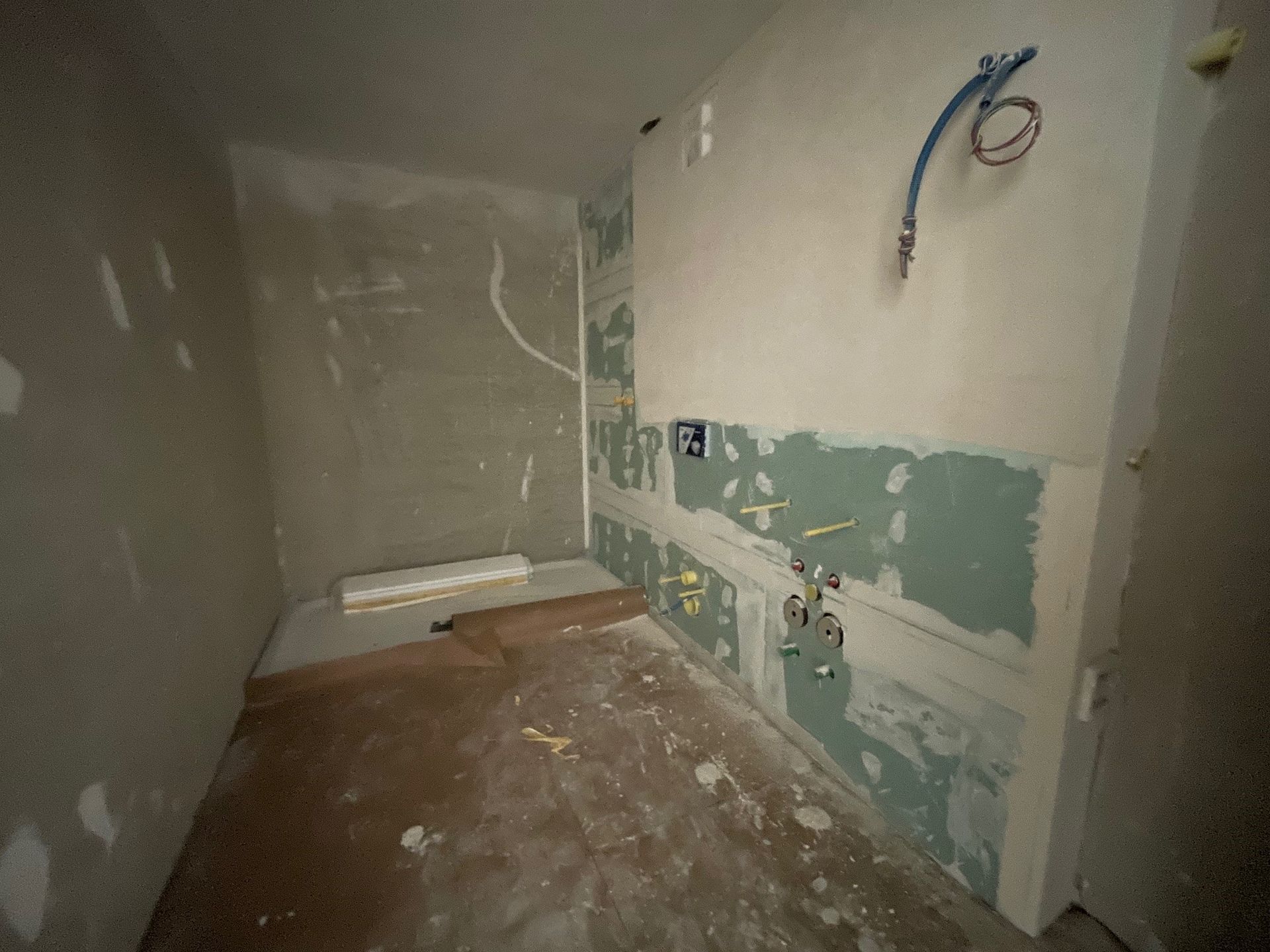 Ein leerer Raum mit einem Schlauch, der an der Wand hängt