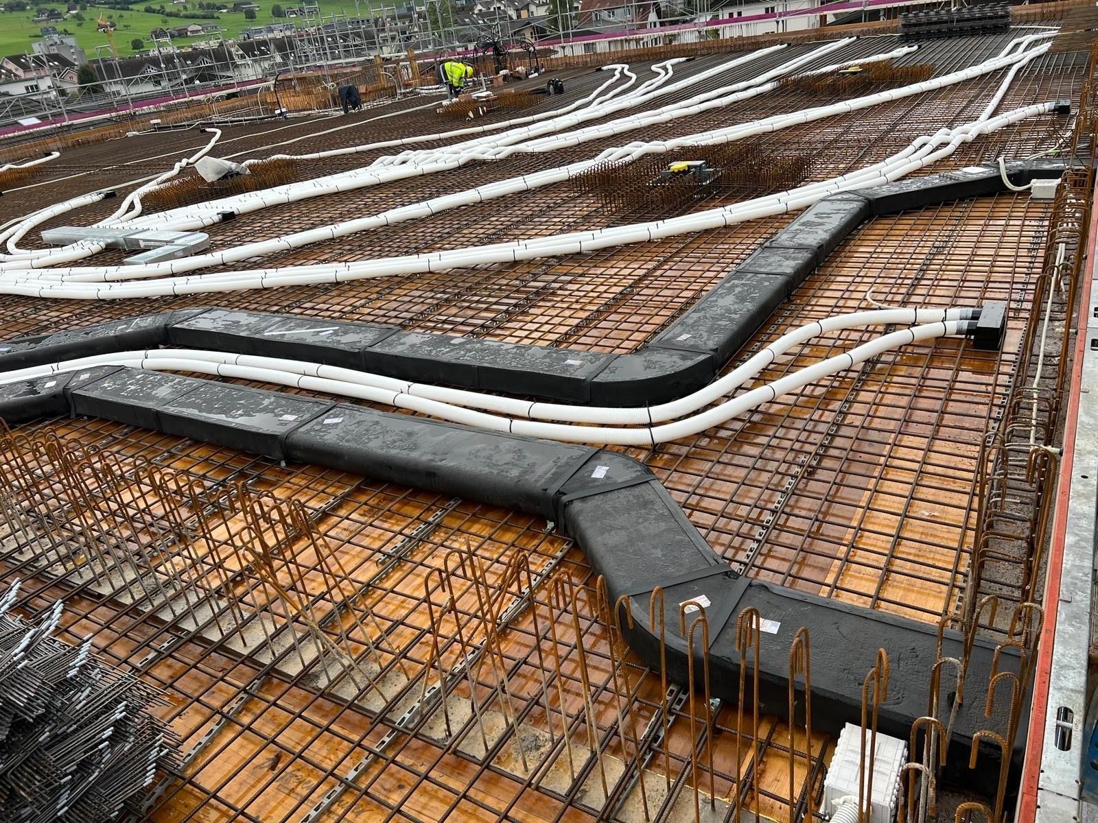 Eine Baustelle, durch die viele Rohre verlaufen.