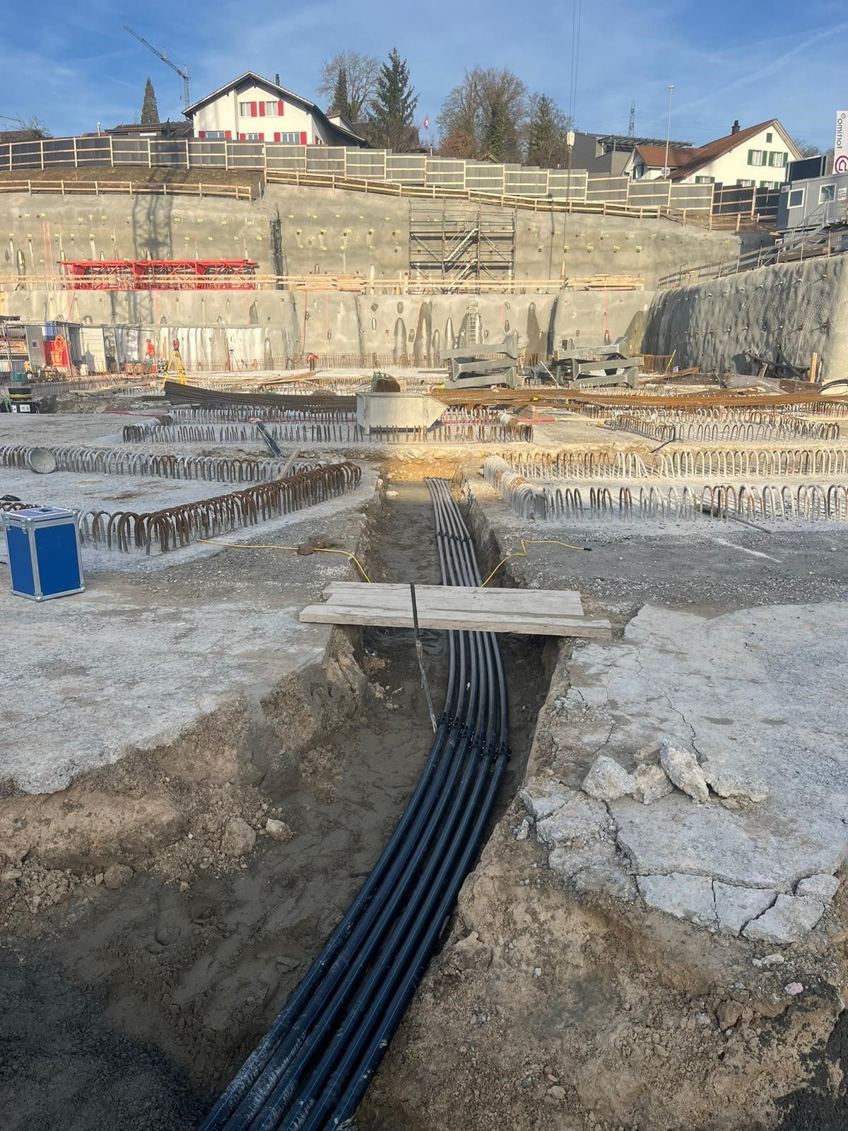 Eine Baustelle mit vielen Rohren, die aus dem Boden kommen.