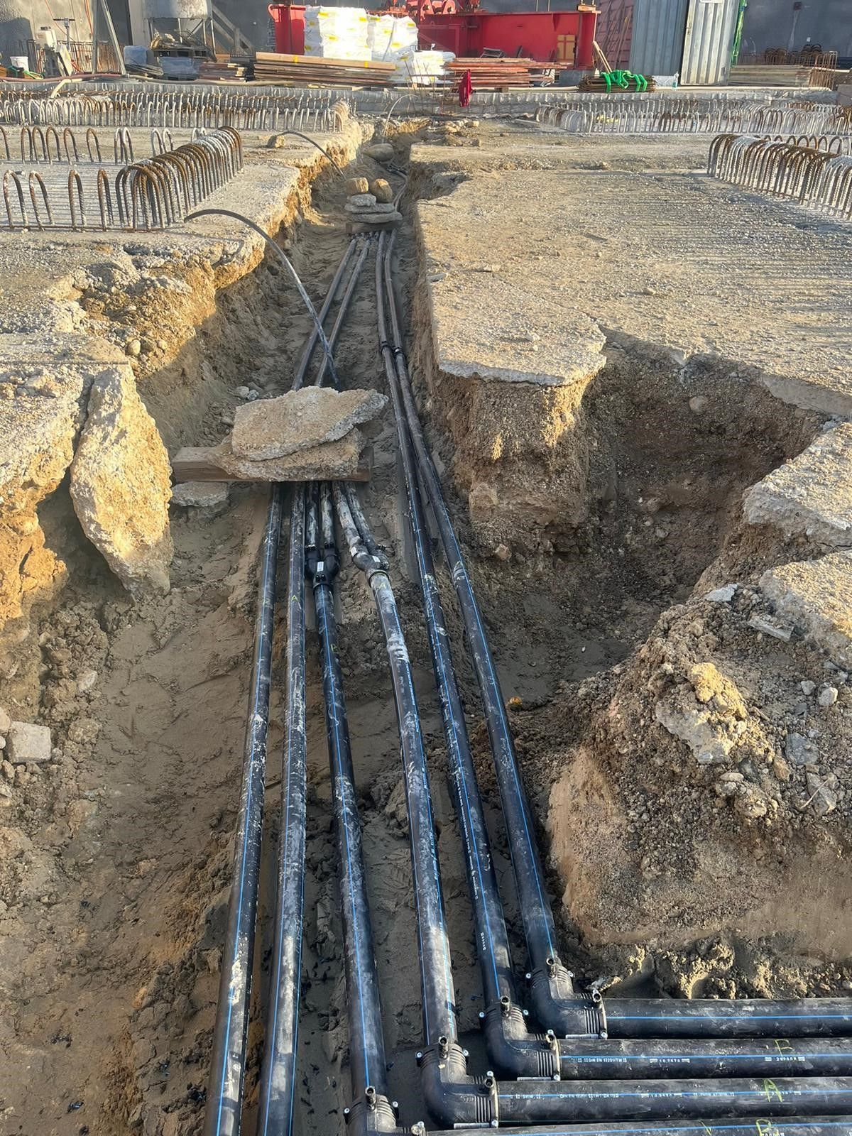 Ein Haufen Stromkabel liegt im Dreck.