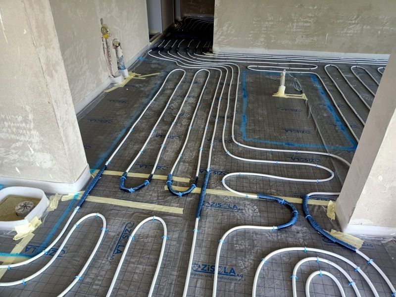 Ein Raum mit vielen Rohren auf dem Boden