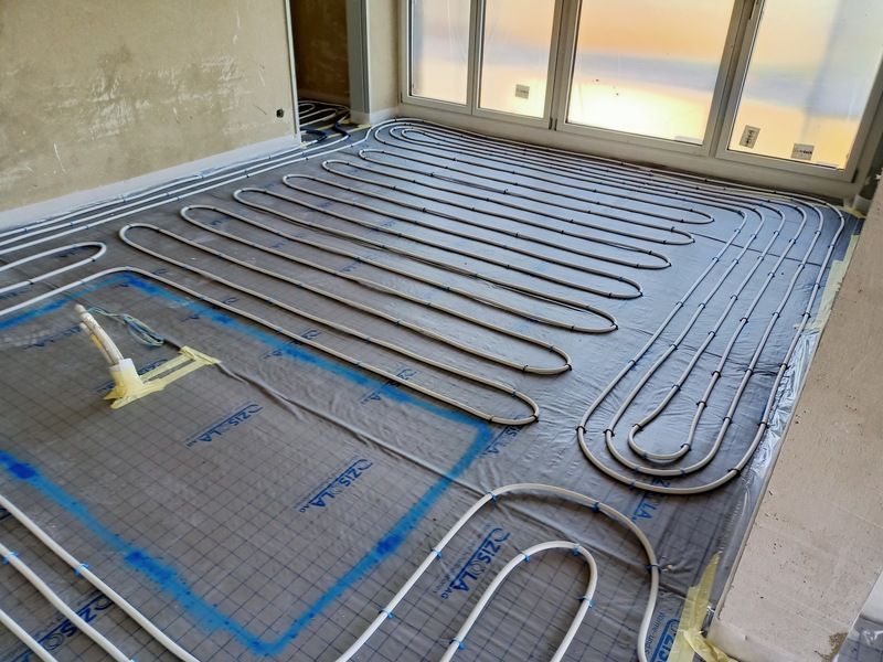 Ein Raum mit vielen Rohren auf dem Boden.