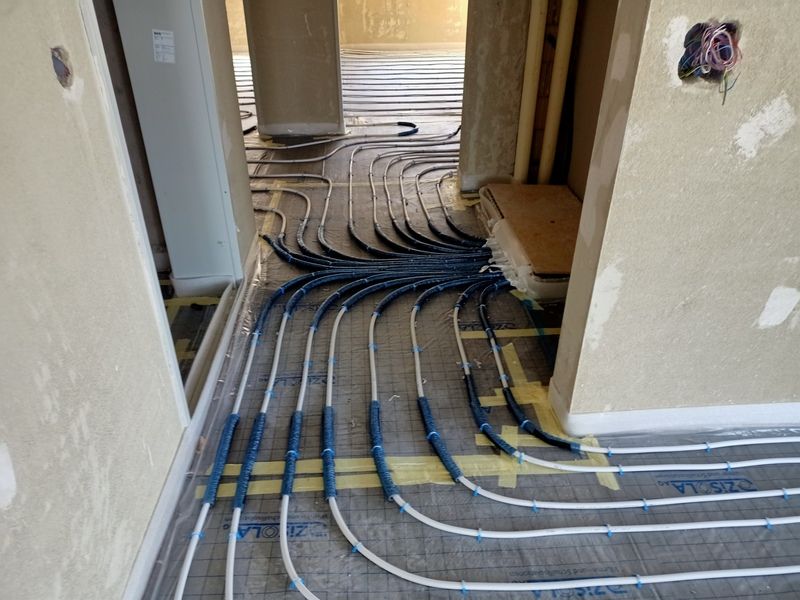 In einem Raum liegen mehrere Rohre auf dem Boden.