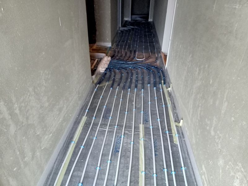 Ein Flur mit Fußbodenheizung.