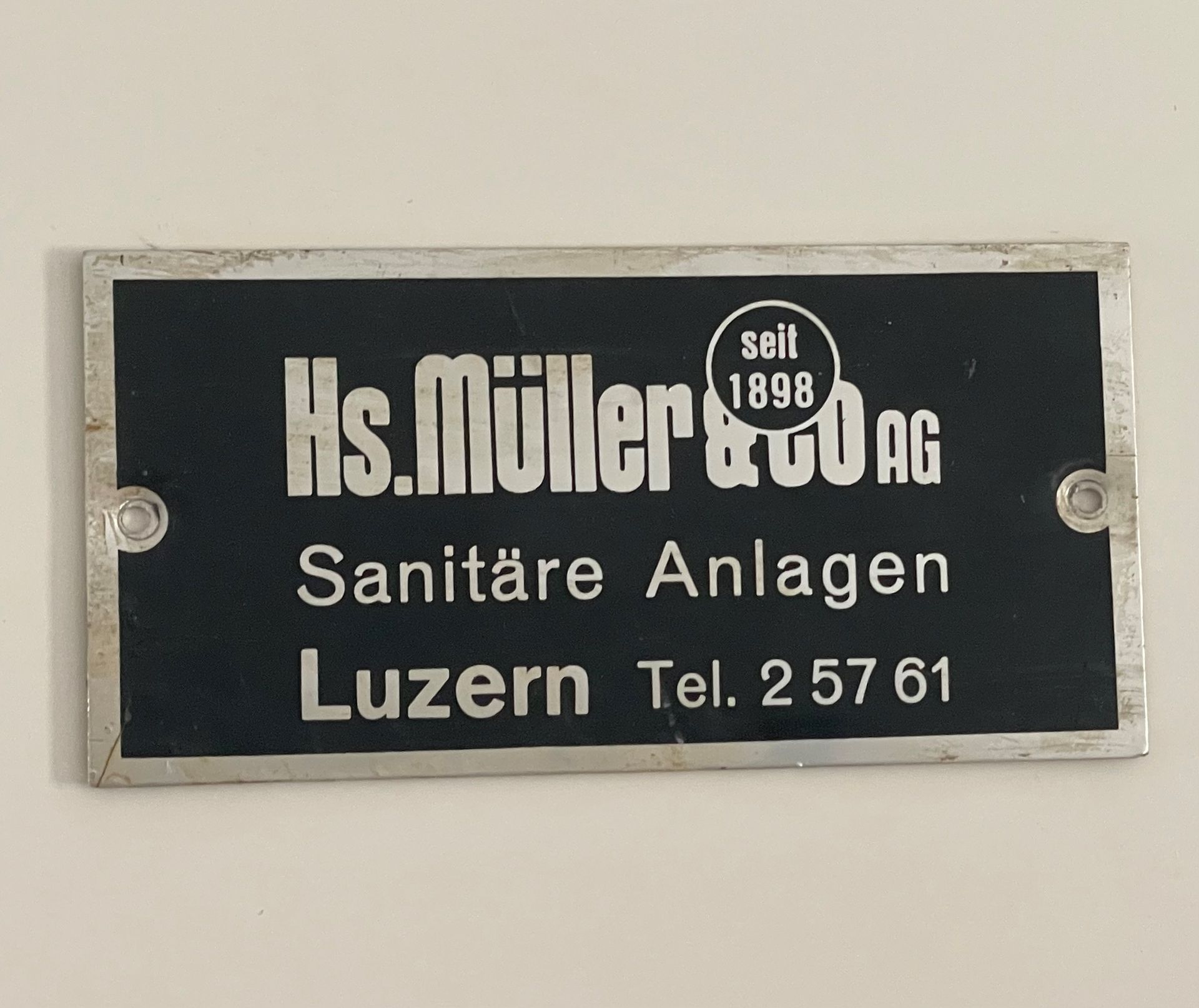 Ein Schild mit der Aufschrift hs.muller & co ag