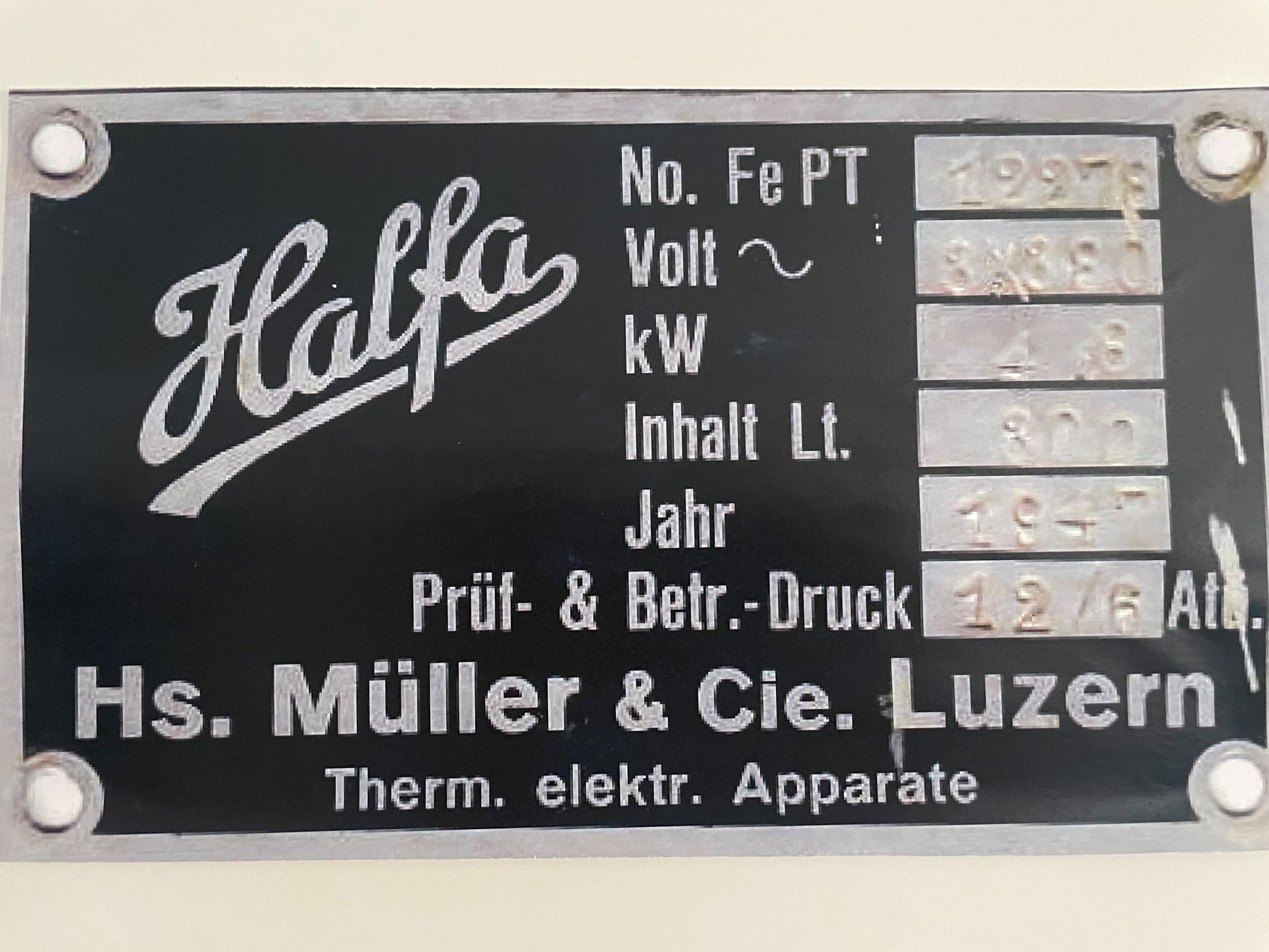 Ein schwarzes Schild mit der Aufschrift „Halfa“
