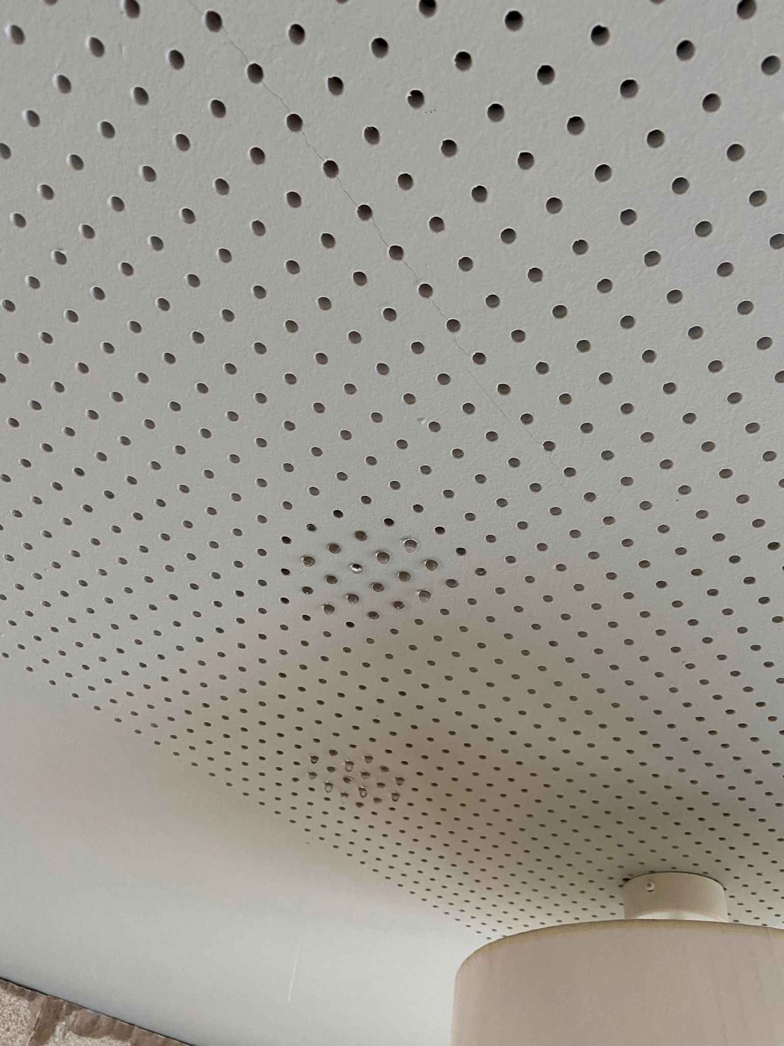 Eine Nahaufnahme einer Decke mit Löchern darin