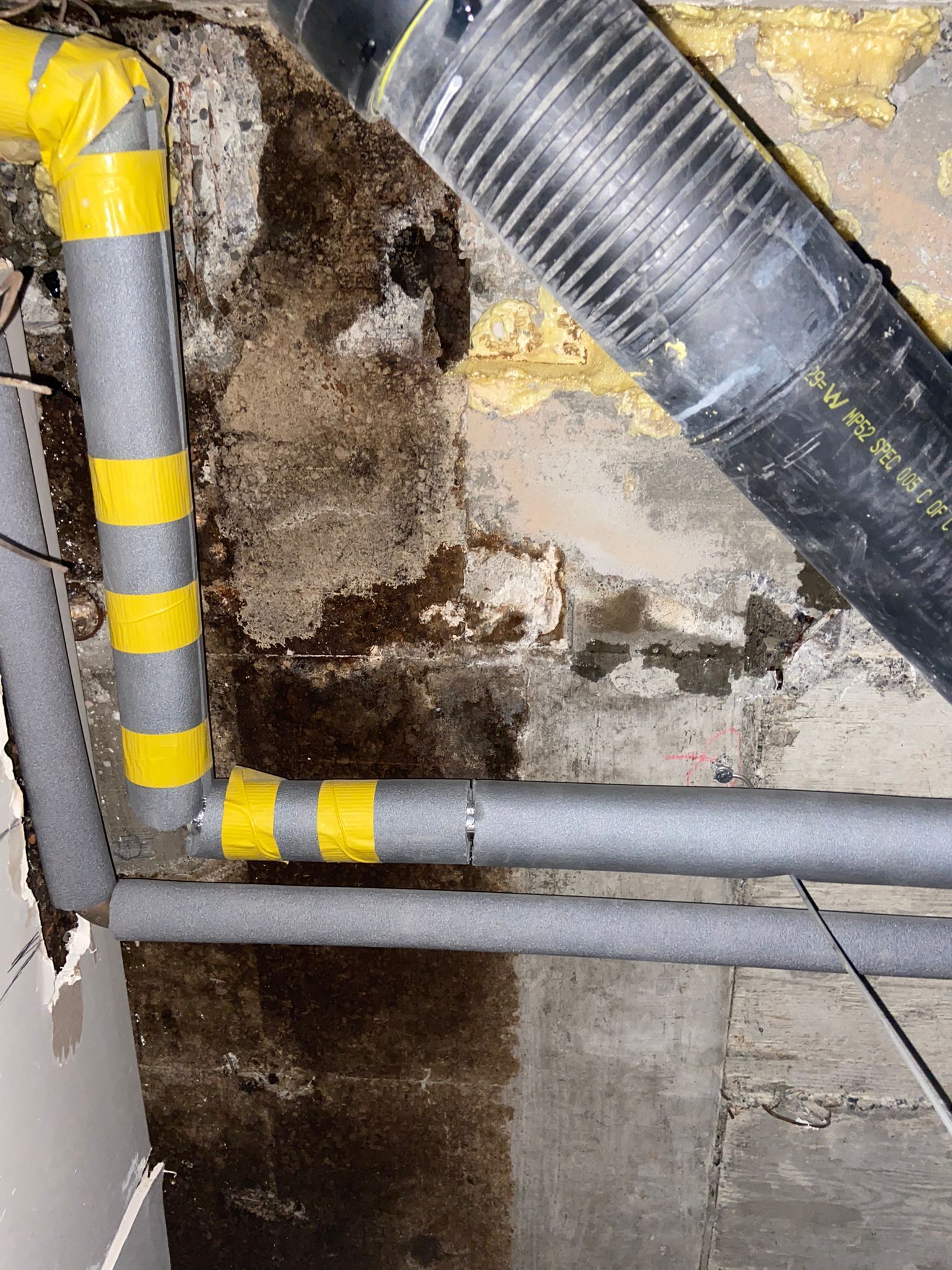 In einem Raum sind mehrere Rohre miteinander verbunden.