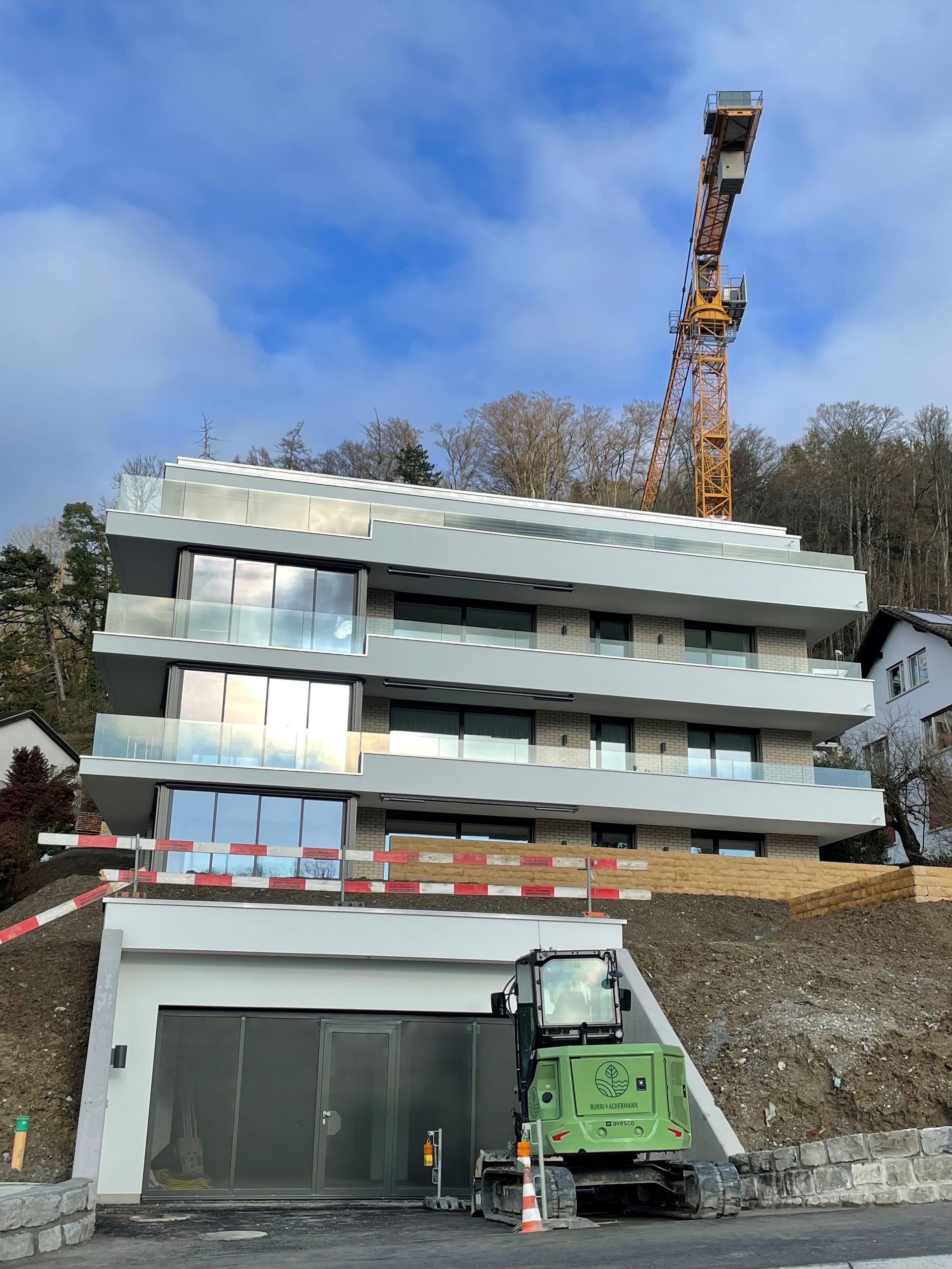 Ein großes Gebäude im Bau mit einem Kran im Hintergrund.