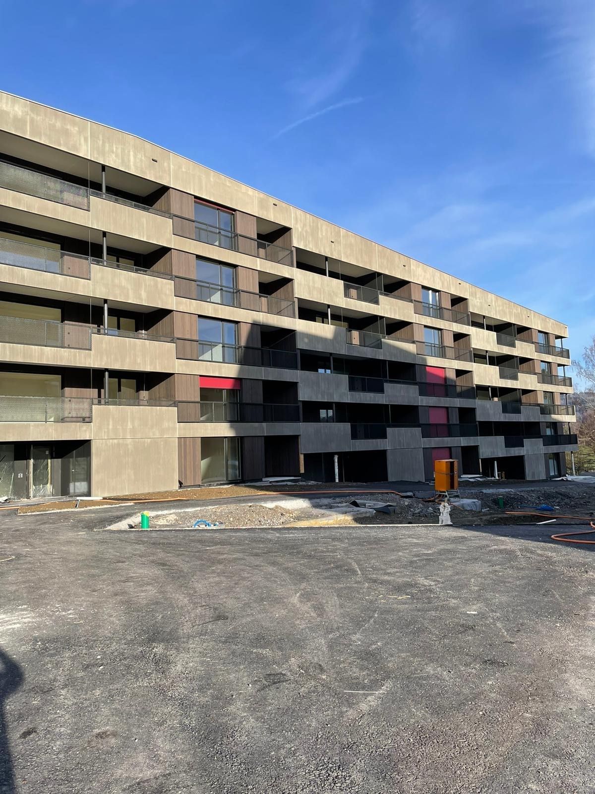 Es entsteht ein großes Gebäude mit vielen Fenstern und Balkonen.