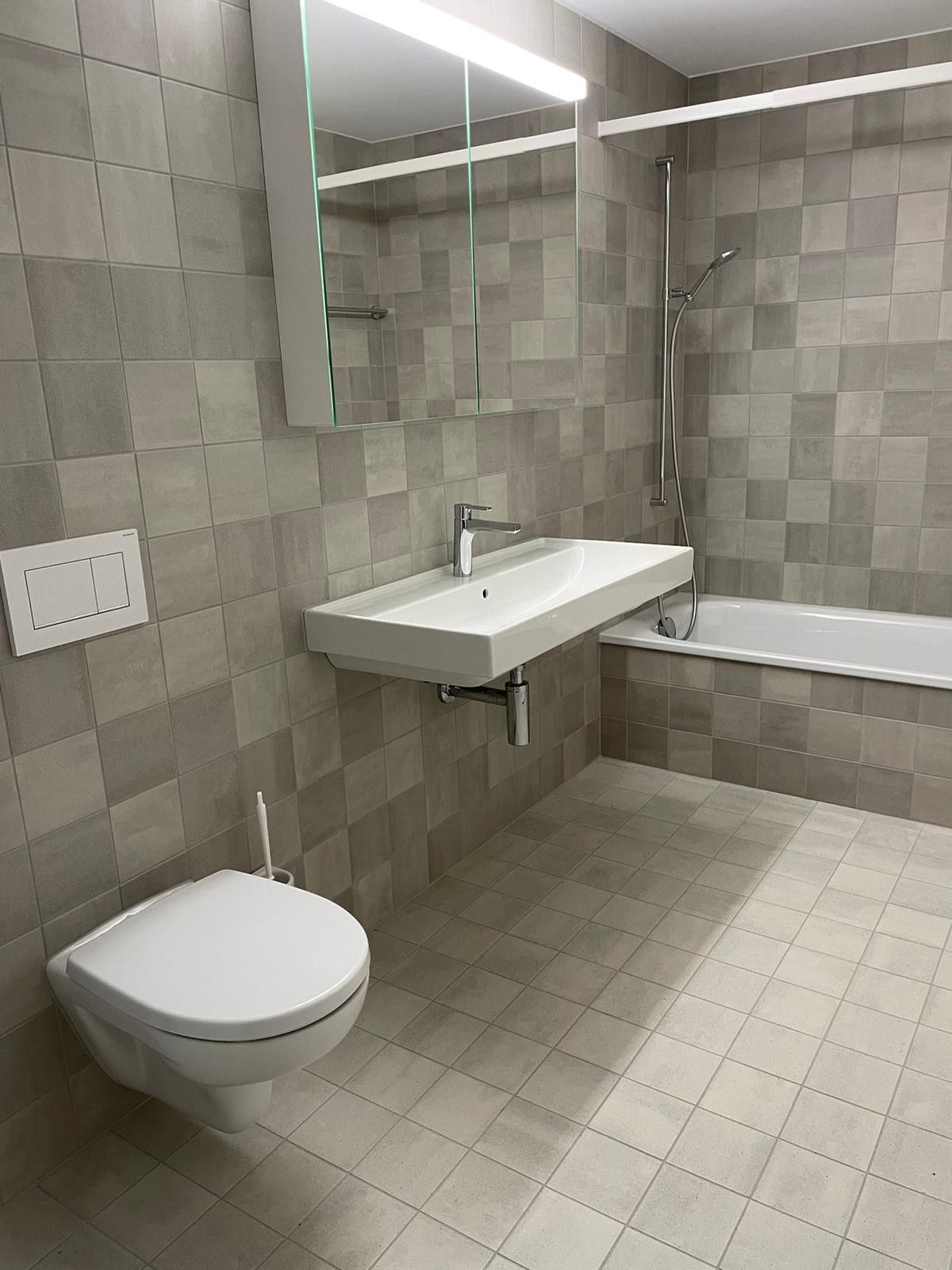 Ein Badezimmer mit Toilette, Waschbecken und Badewanne.