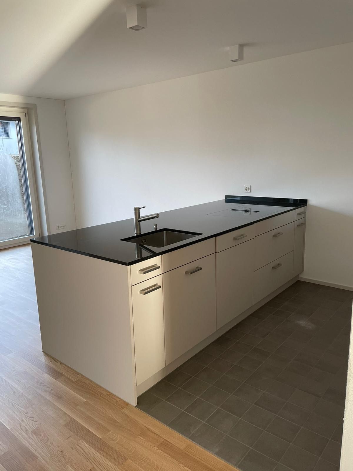 In der Mitte der Küche befindet sich eine große Insel.