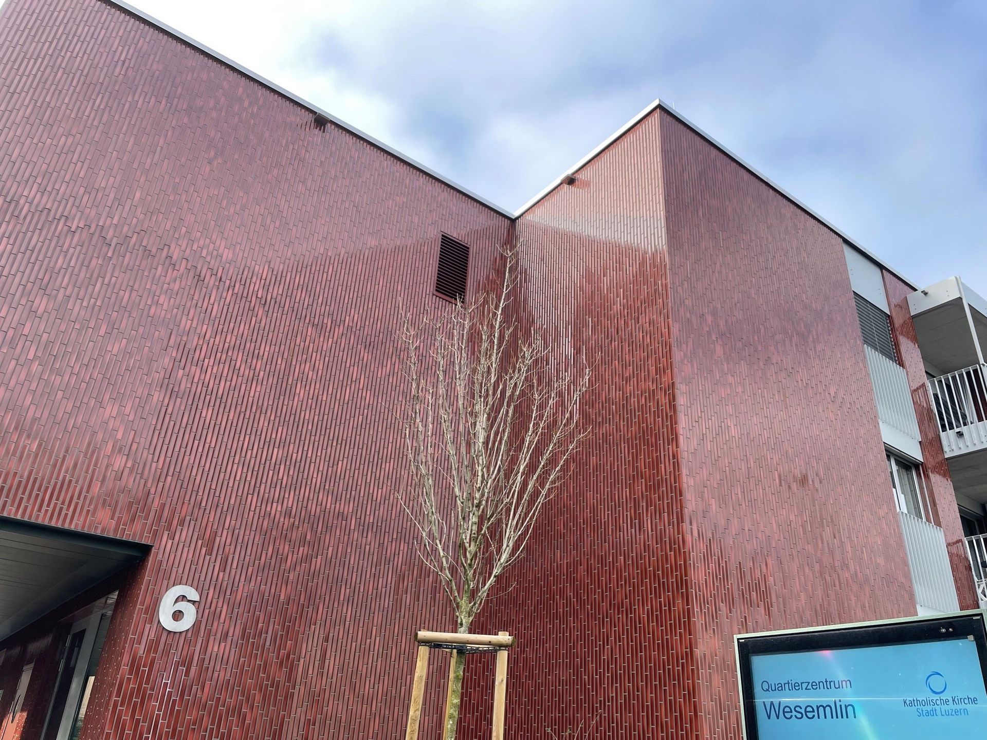 Ein Gebäude mit der Nummer 6 auf der Seite