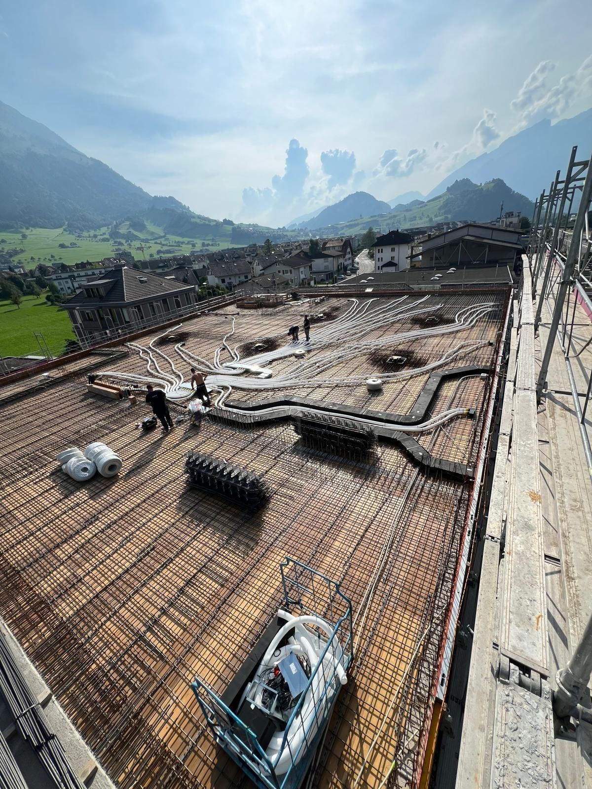 Ein großes im Bau befindliches Gebäude mit Blick auf die Berge im Hintergrund.