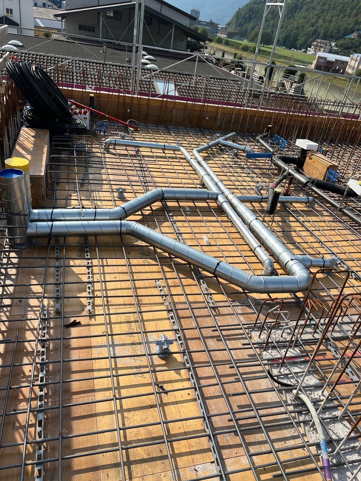 Eine Baustelle mit vielen Rohren auf dem Boden