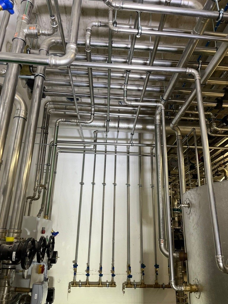 Ein Raum voller Rohre und Ventile.