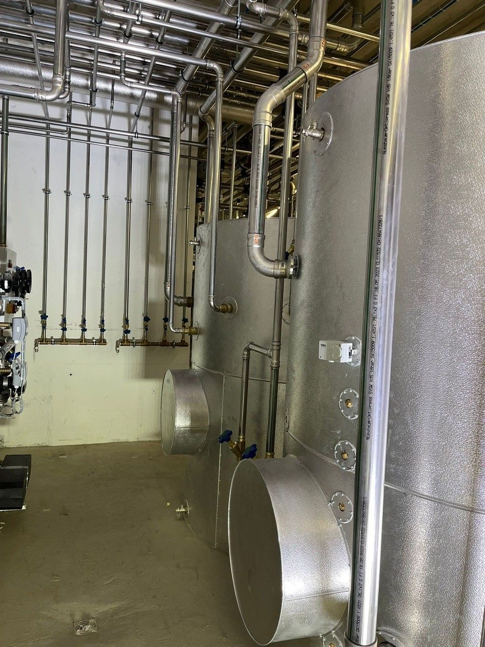 Ein Raum mit vielen Rohren und Tanks darin.