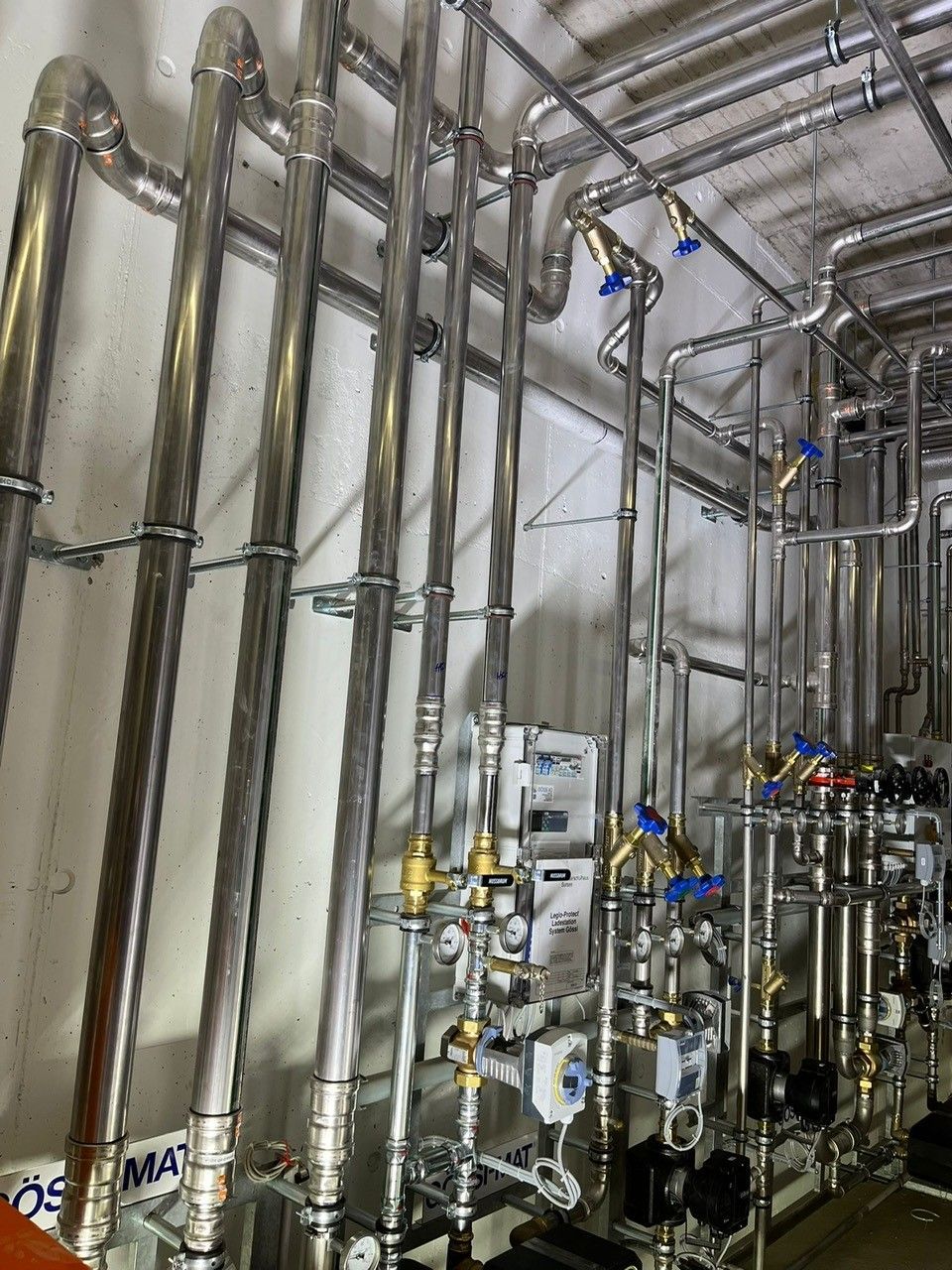 In einem Raum sind mehrere Edelstahlrohre aufgereiht.