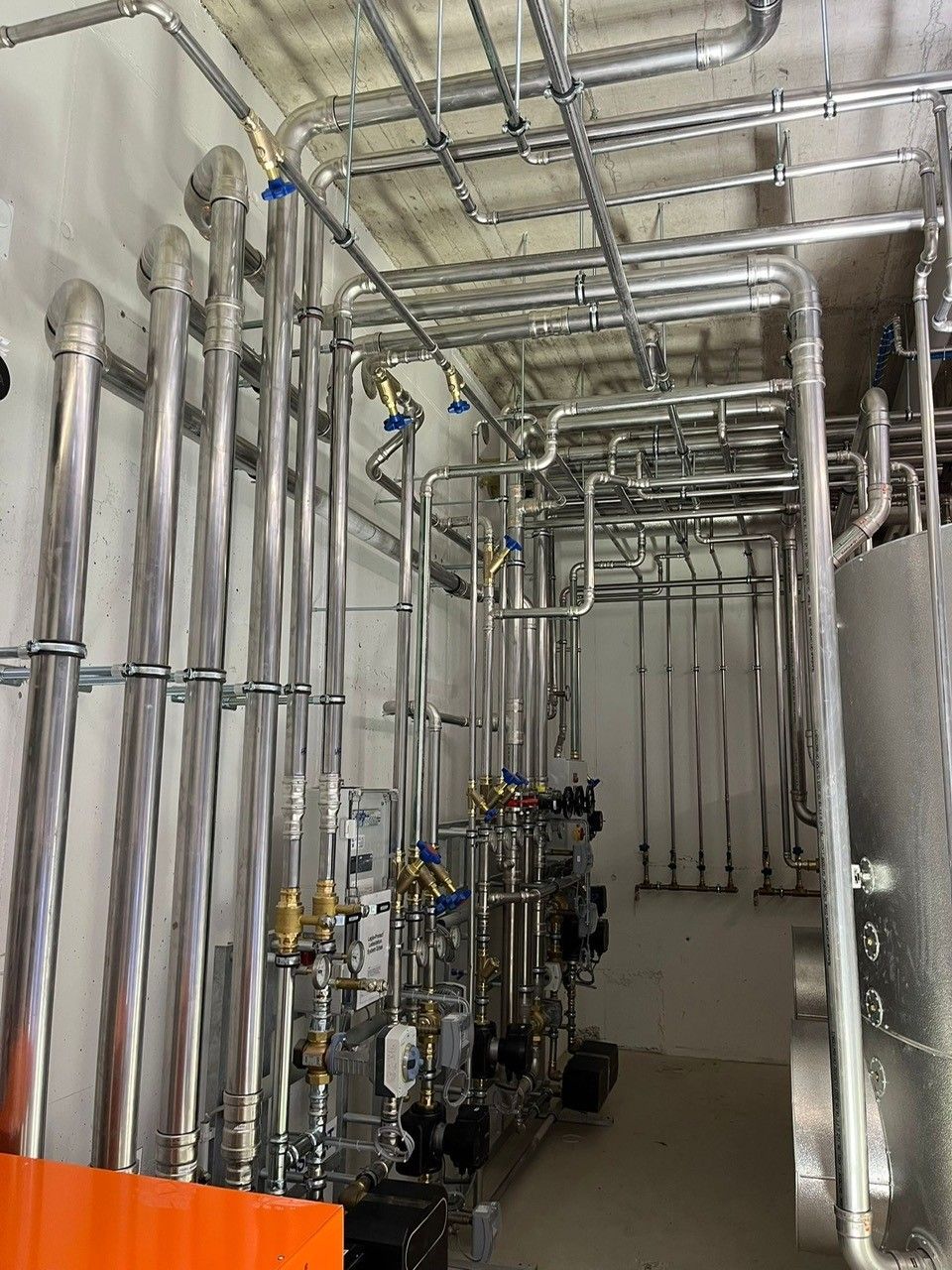 Ein Raum voller Rohre und Ventile.