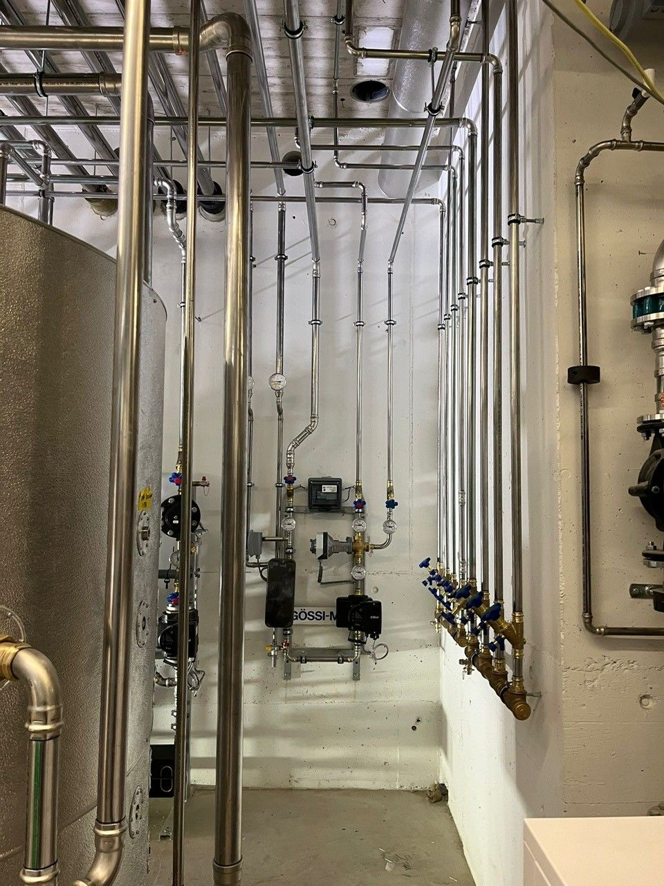 Ein Raum mit vielen Rohren, die von der Decke hängen.