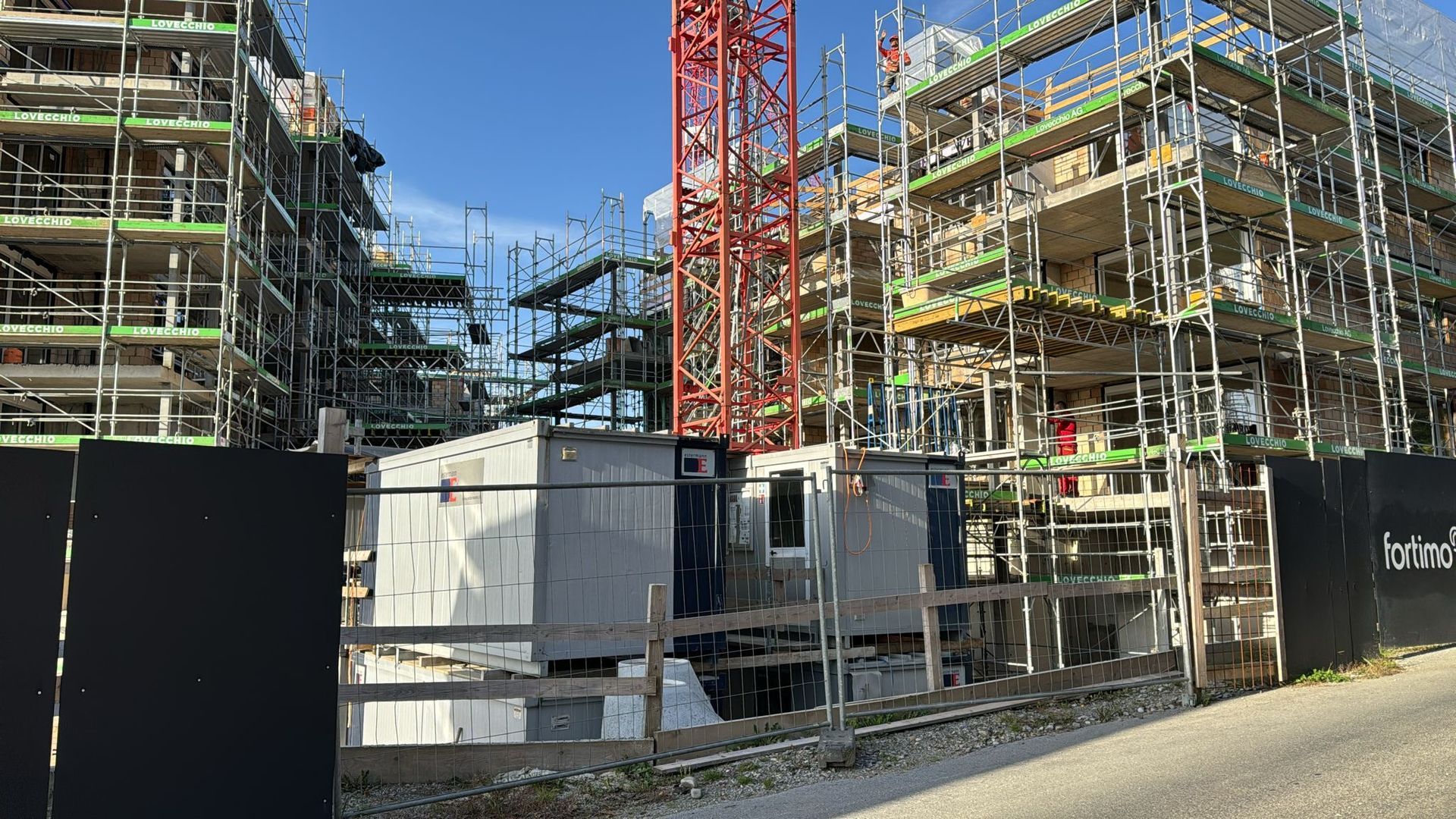 Ein großes Gebäude im Bau mit Gerüst und Kran.