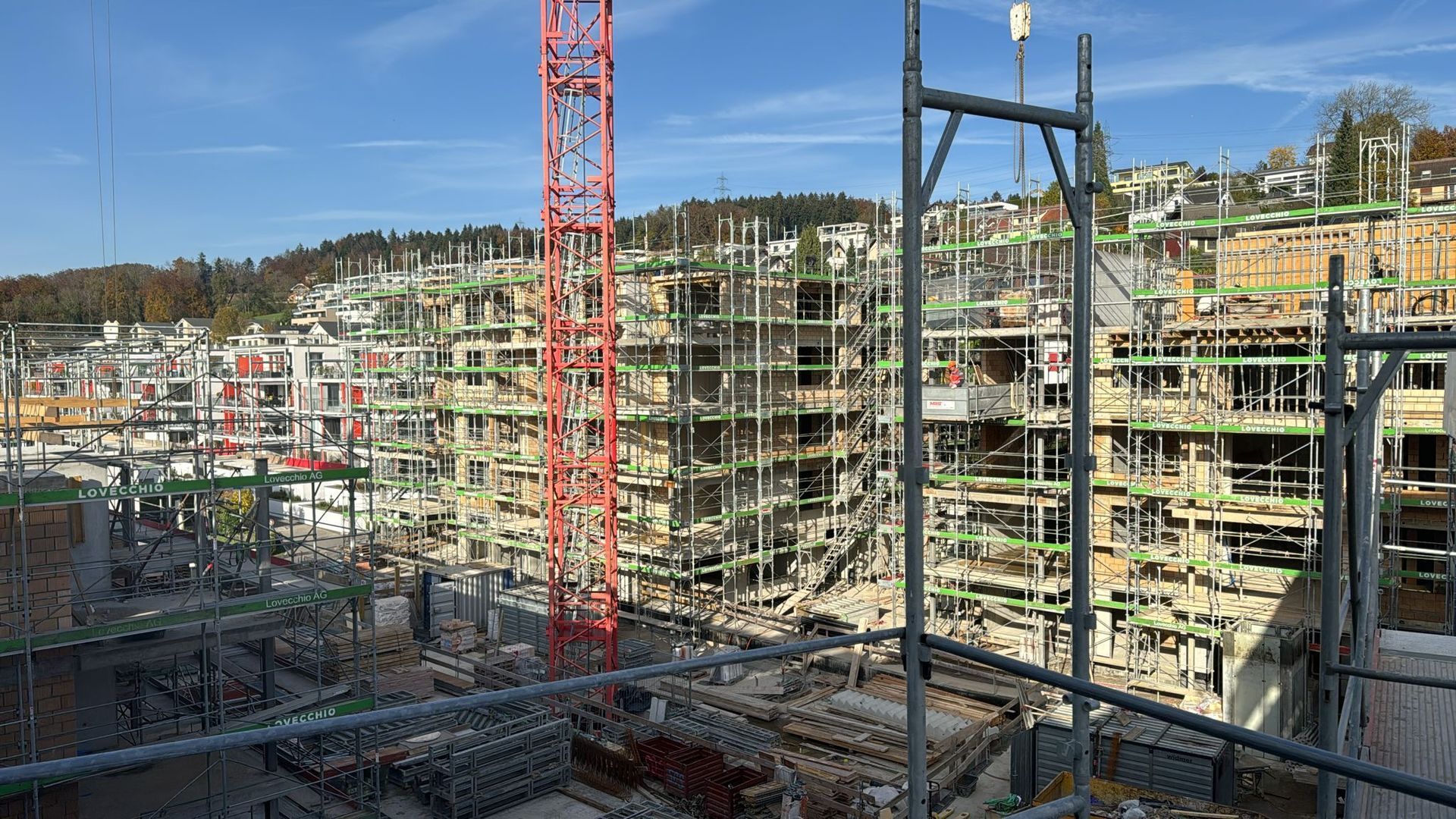 Eine große Baustelle mit Gerüst und einem Kran im Hintergrund.