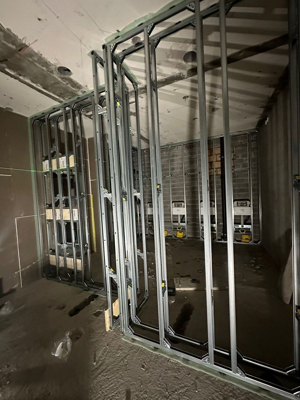 Ein Raum mit vielen Metallrahmen an der Wand.