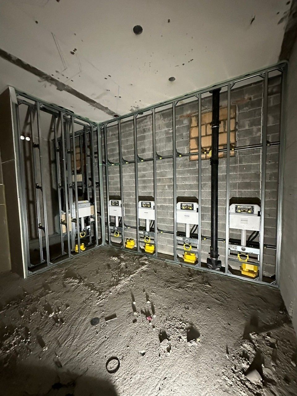 Ein Raum mit einer Ziegelwand und einem Betonboden