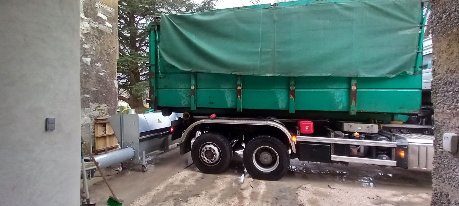 Un camion avec une bâche verte.