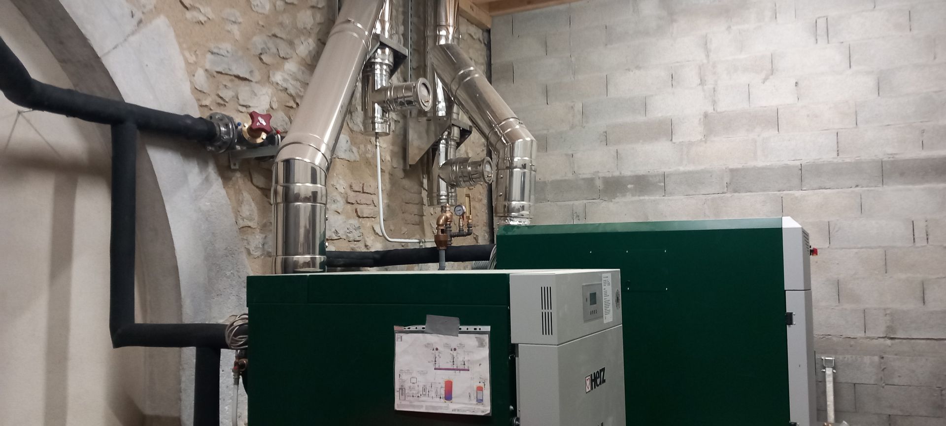 Les tuyaux neufs d'une chaudière.