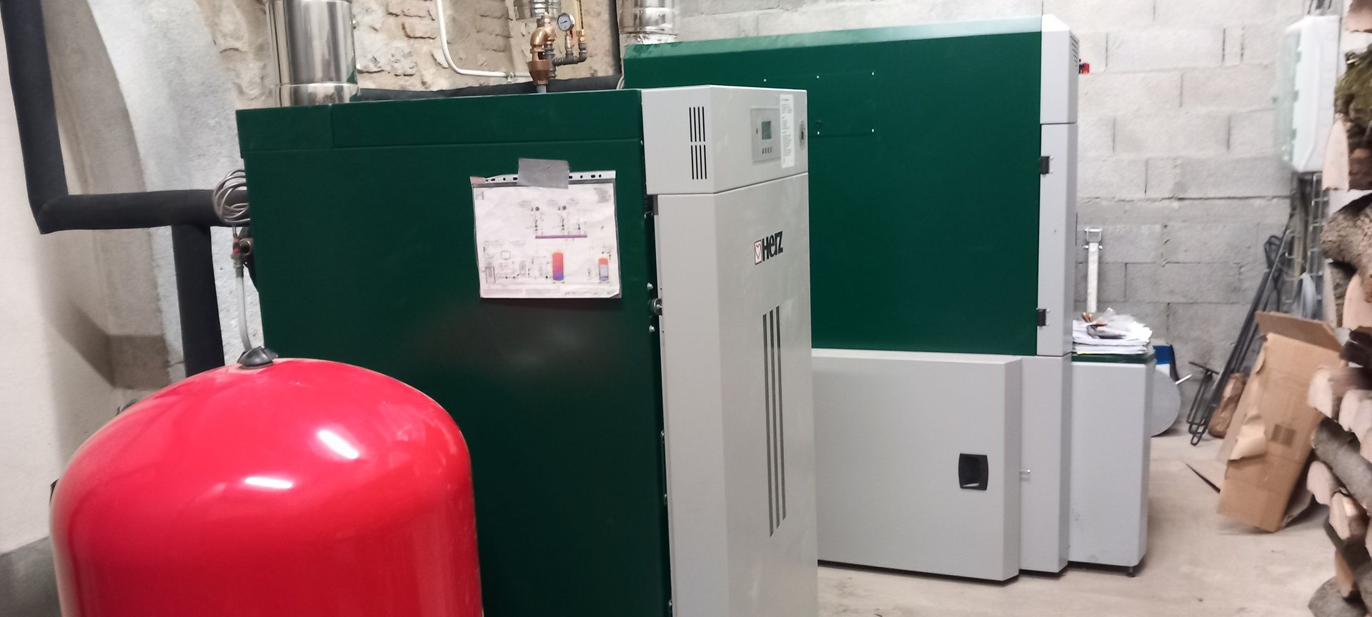 Une chaudière verte et blanche.