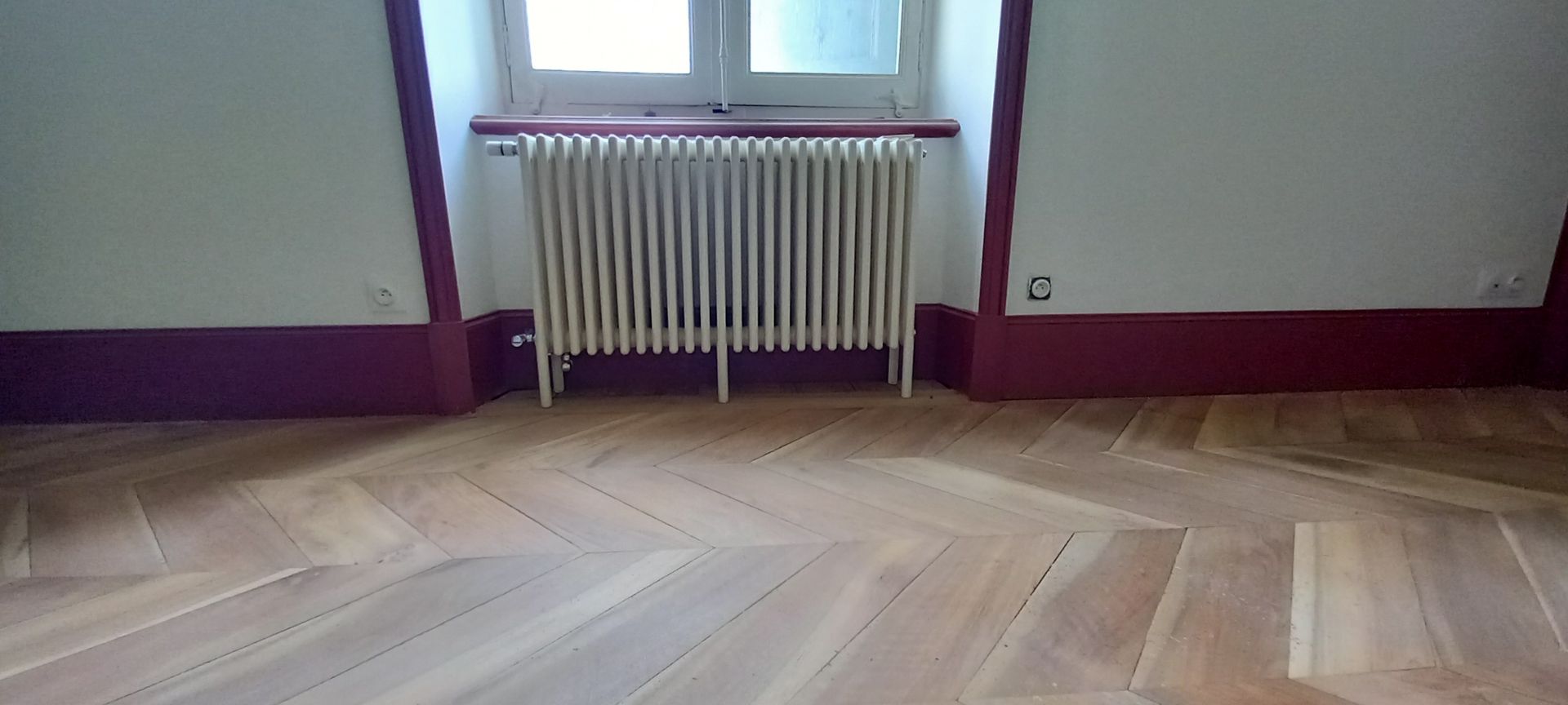 Un radiateur et un parquet.