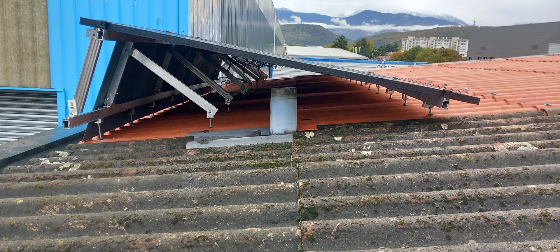 Toiture de magasin avec des panneaux solaires