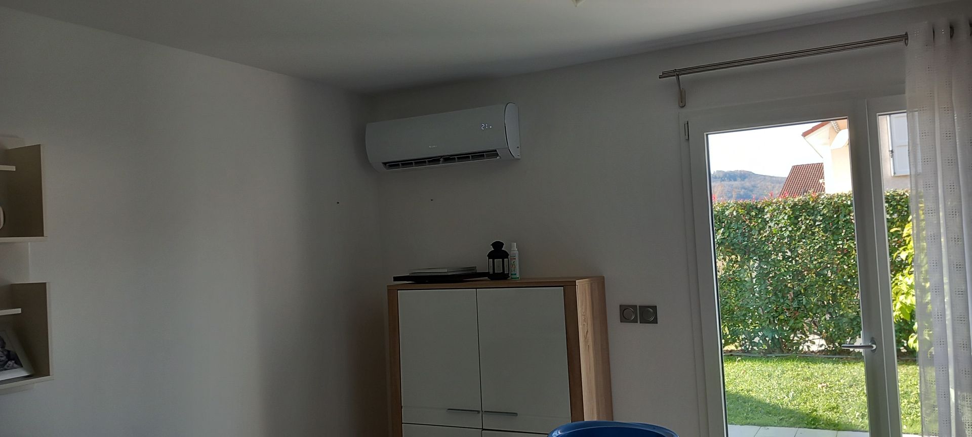 Un climatiseur au-dessus d'un meuble.