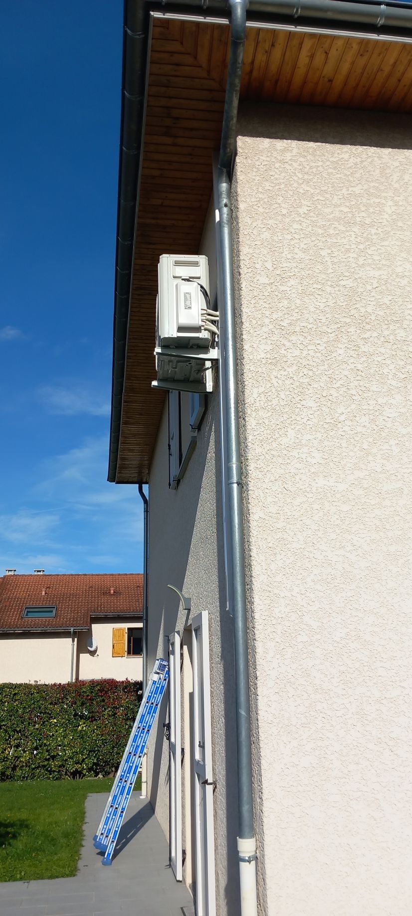 Une pompe à chaleur et une gouttière.